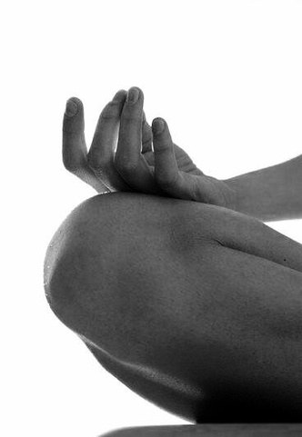 Mains posées en geste de yoga